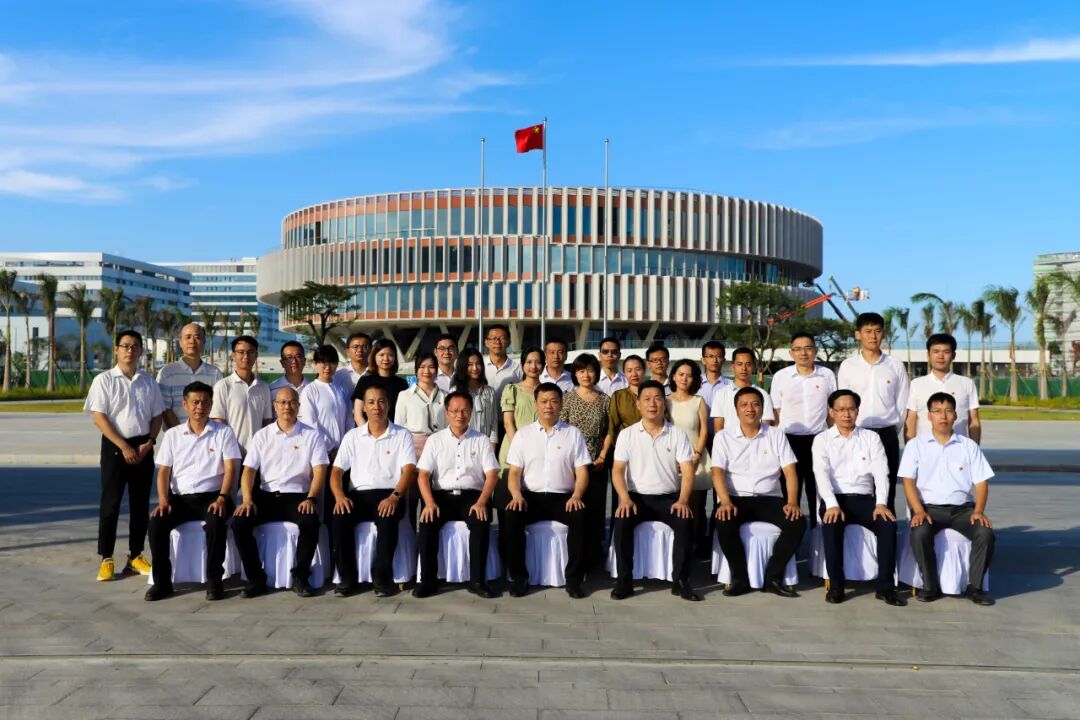 Group photo of the first working meeting of the Shantou University Preparatory Committee Office on August 14, 1981
